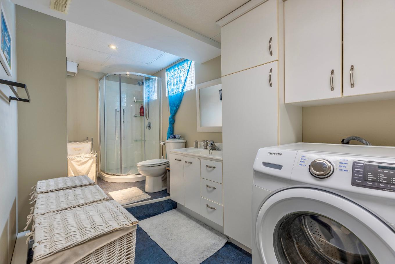 Bathroom - 1242 Boul. Virginie-Roy, Notre-Dame-De-L'Île-Perrot, QC - Indoor Photo Showing Laundry Room