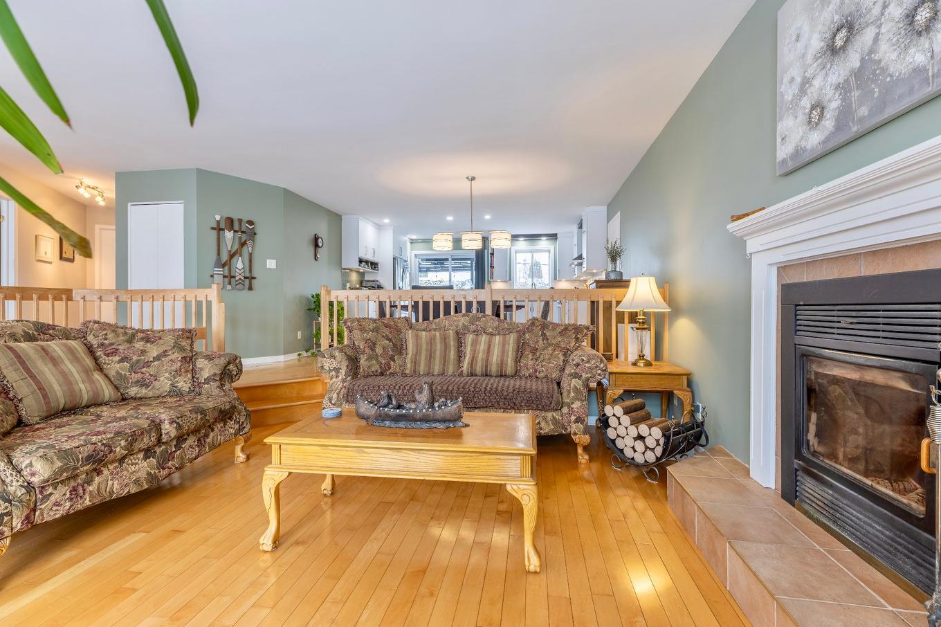 Overall view - 1242 Boul. Virginie-Roy, Notre-Dame-De-L'Île-Perrot, QC - Indoor Photo Showing Living Room With Fireplace
