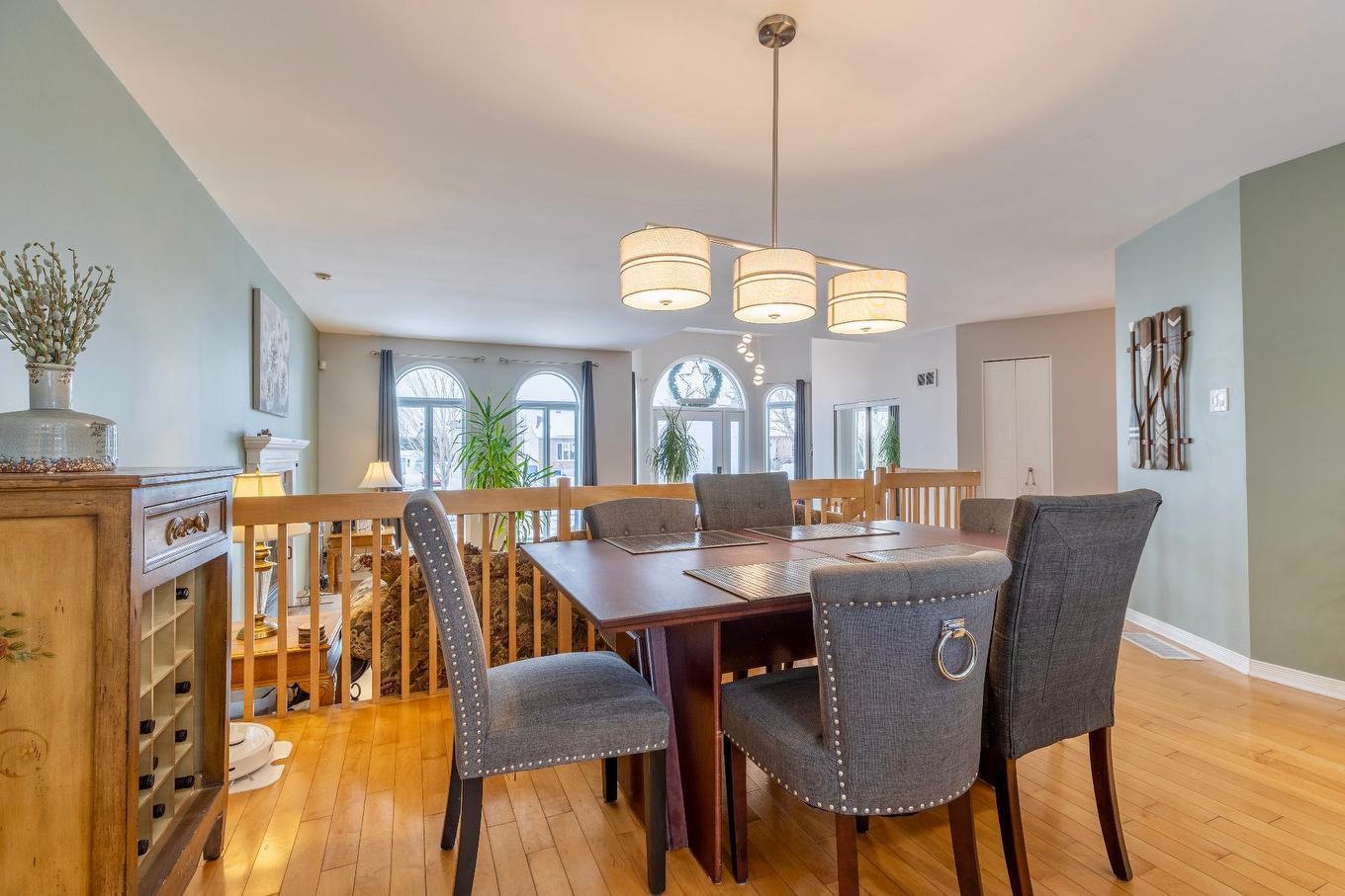 Dining room - 1242 Boul. Virginie-Roy, Notre-Dame-De-L'Île-Perrot, QC - Indoor Photo Showing Dining Room