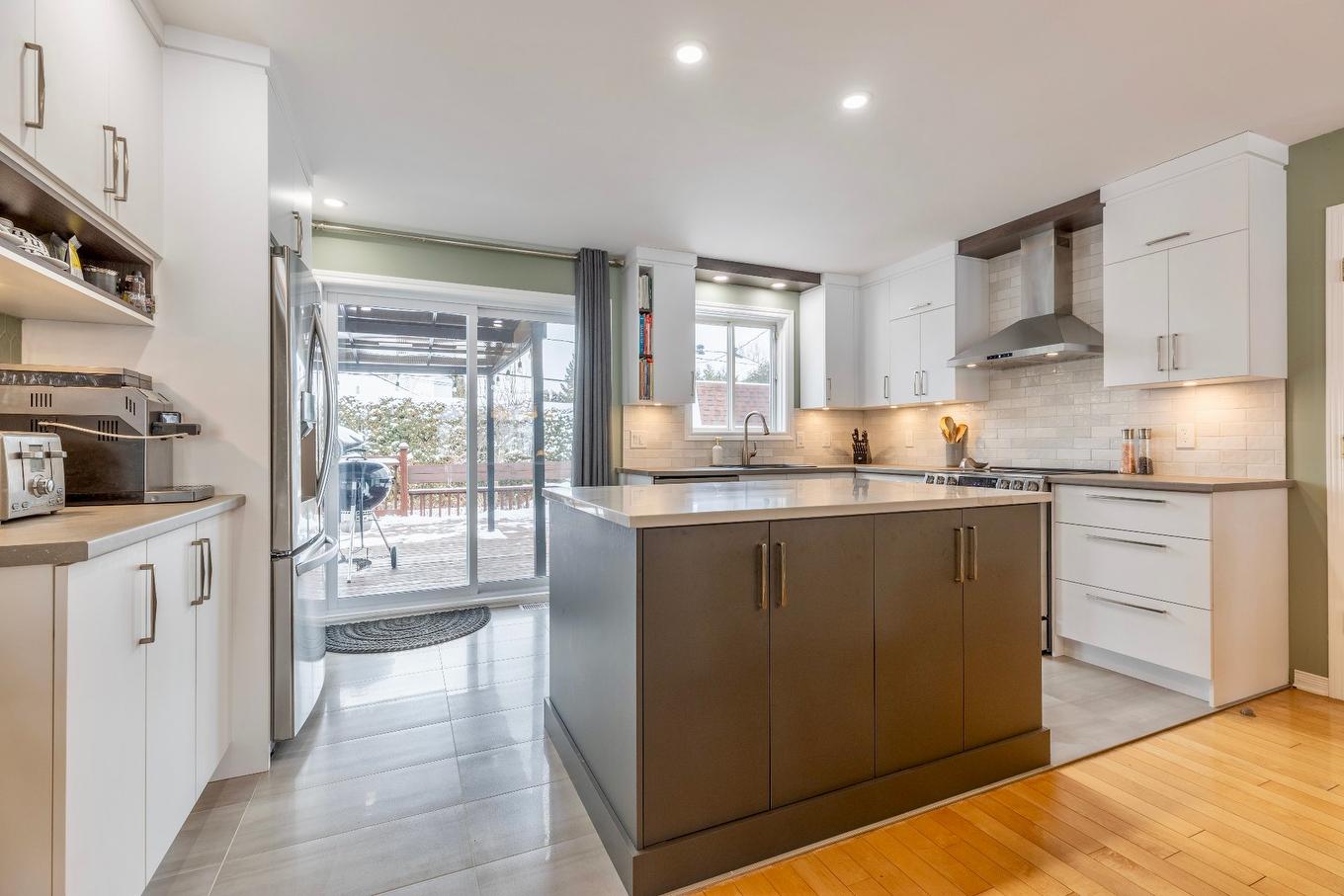 Kitchen - 1242 Boul. Virginie-Roy, Notre-Dame-De-L'Île-Perrot, QC - Indoor Photo Showing Kitchen With Upgraded Kitchen