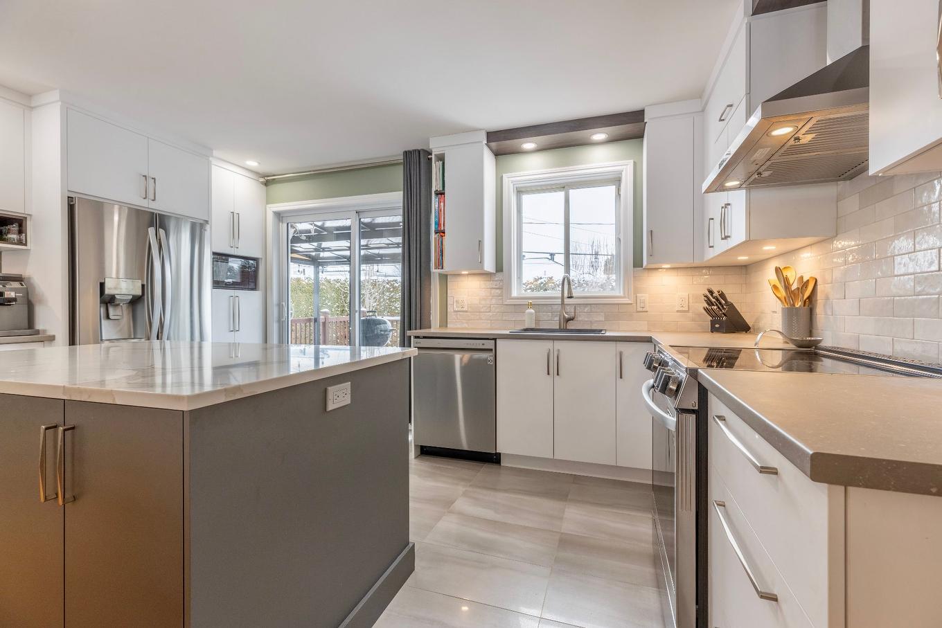 Kitchen - 1242 Boul. Virginie-Roy, Notre-Dame-De-L'Île-Perrot, QC - Indoor Photo Showing Kitchen With Upgraded Kitchen