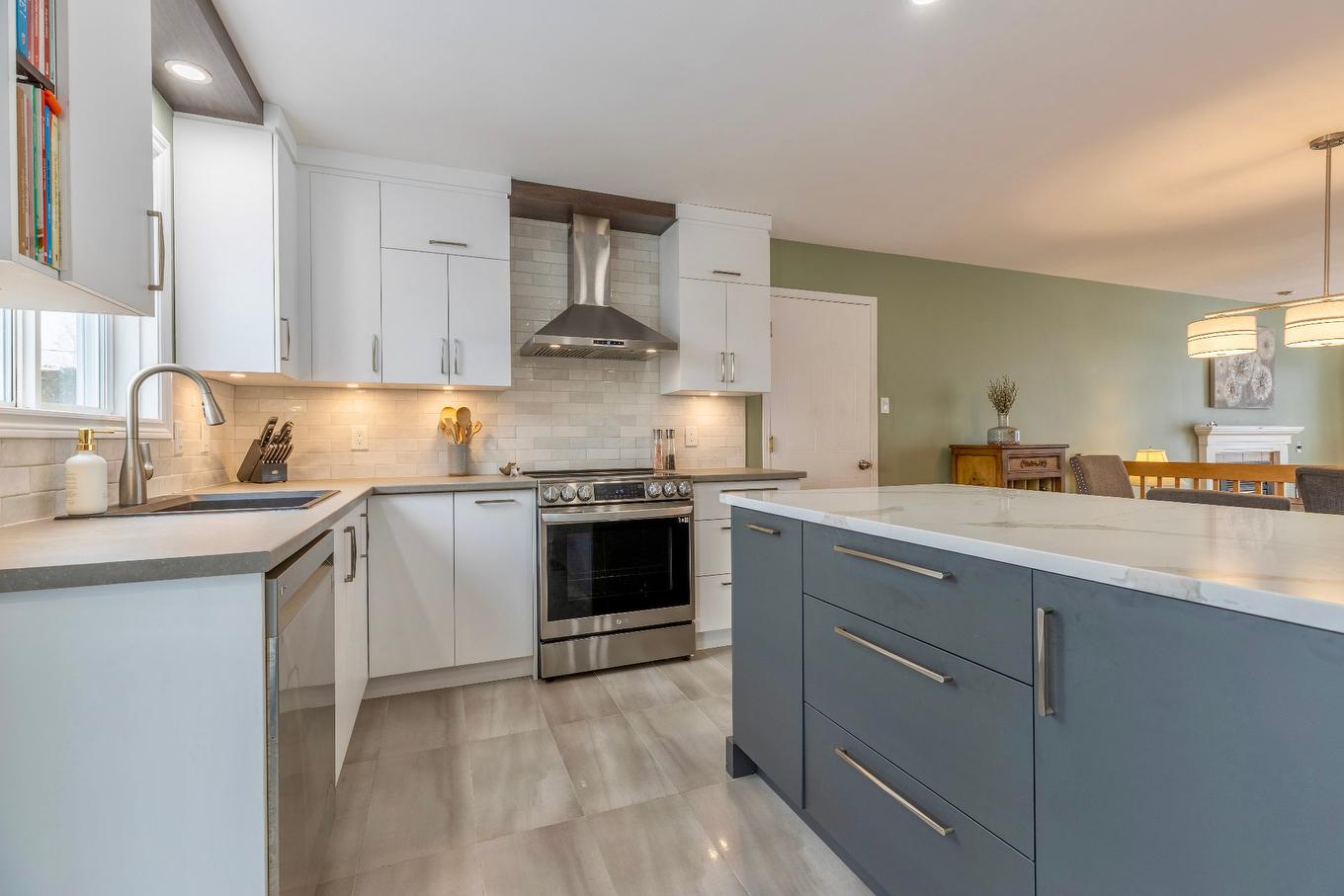 Kitchen - 1242 Boul. Virginie-Roy, Notre-Dame-De-L'Île-Perrot, QC - Indoor Photo Showing Kitchen With Upgraded Kitchen