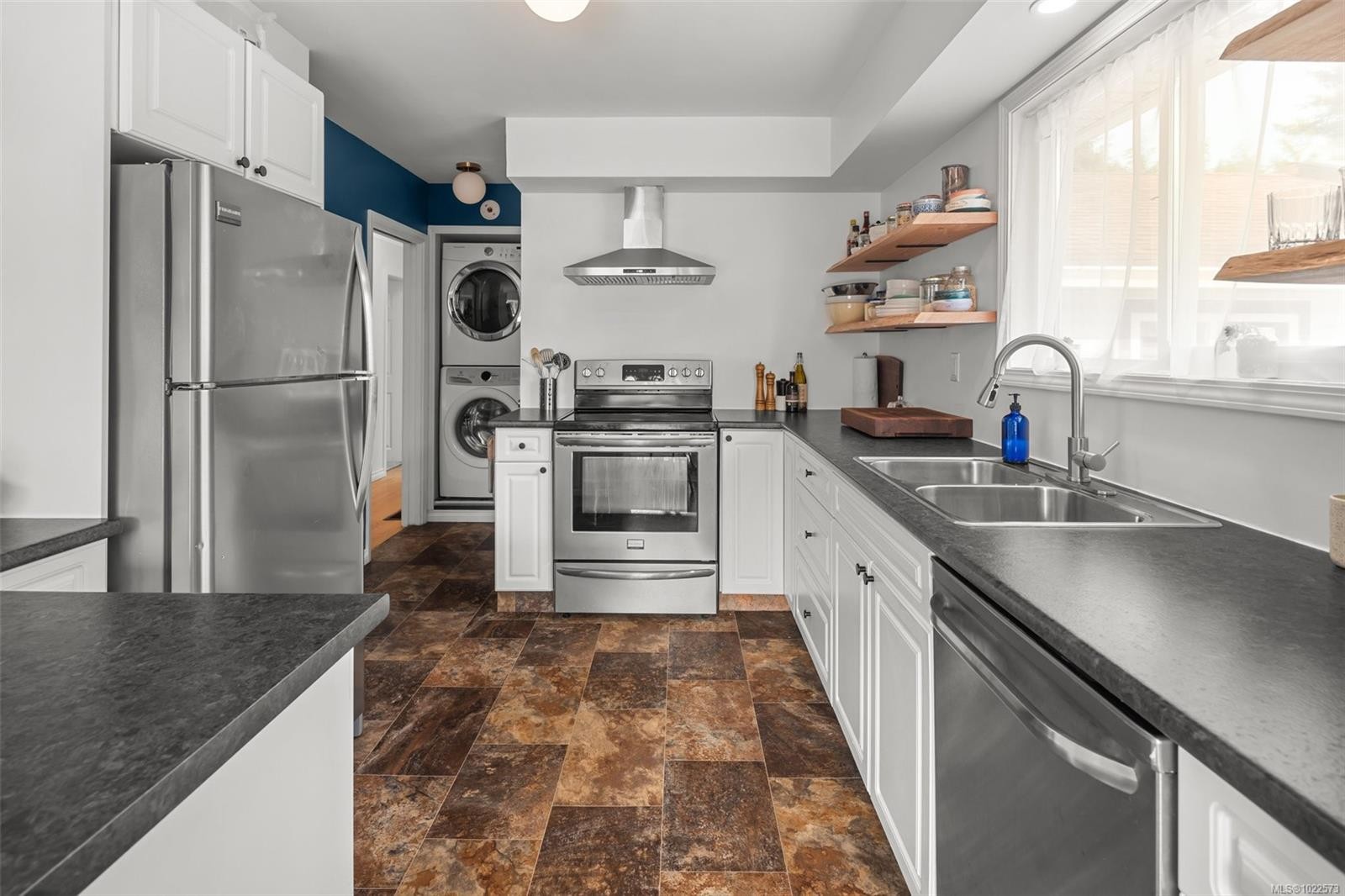 7147 Wright Rd, Sooke, BC - Indoor Photo Showing Kitchen With Double Sink
