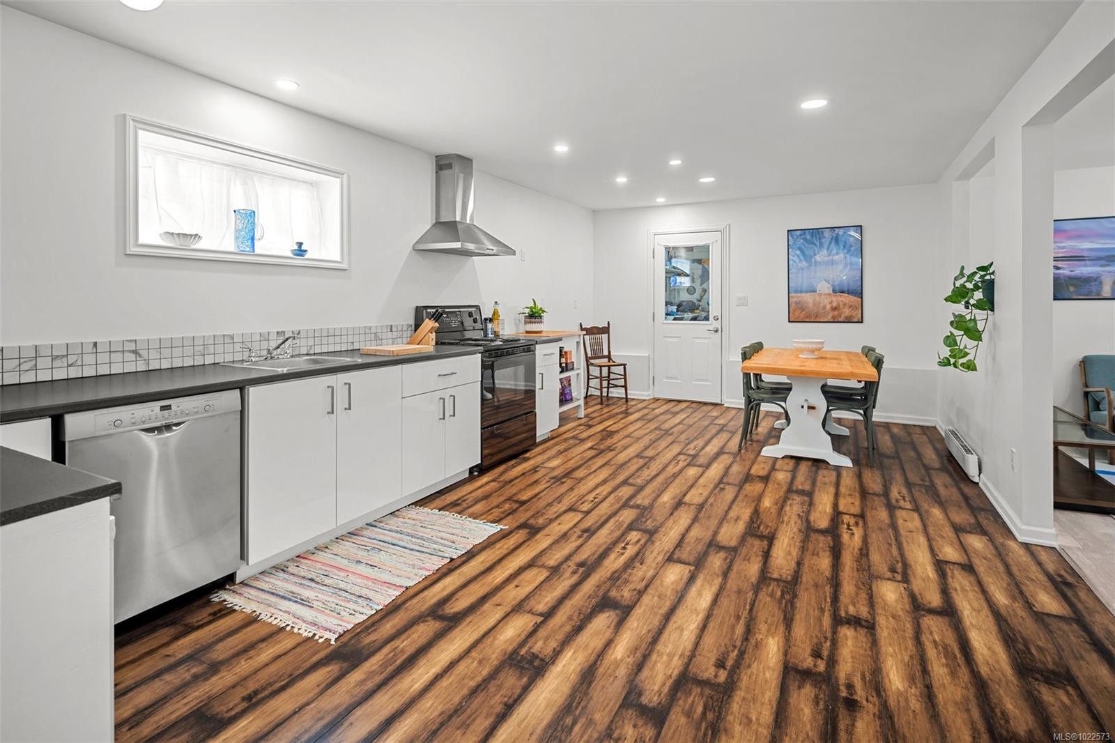 7147 Wright Rd, Sooke, BC - Indoor Photo Showing Kitchen