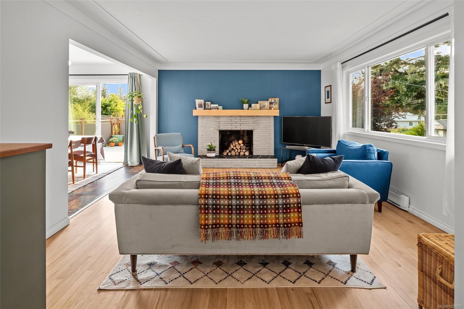 7147 Wright Rd, Sooke, BC - Indoor Photo Showing Living Room With Fireplace