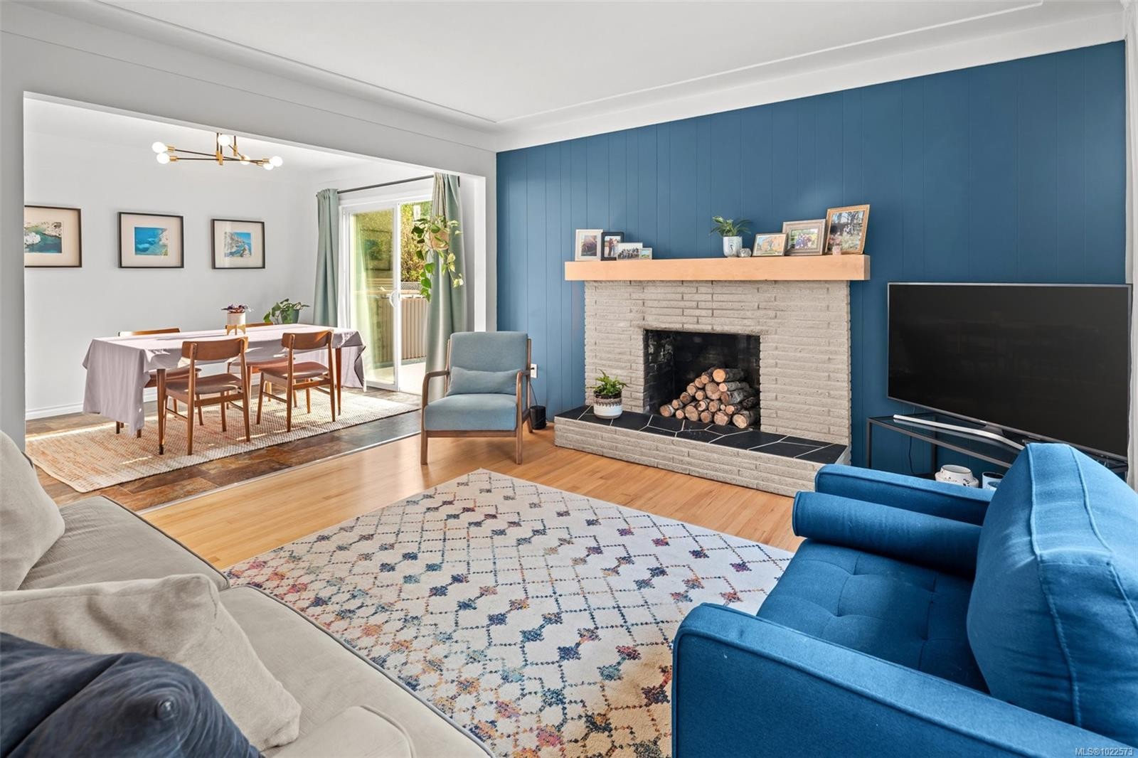 7147 Wright Rd, Sooke, BC - Indoor Photo Showing Living Room With Fireplace