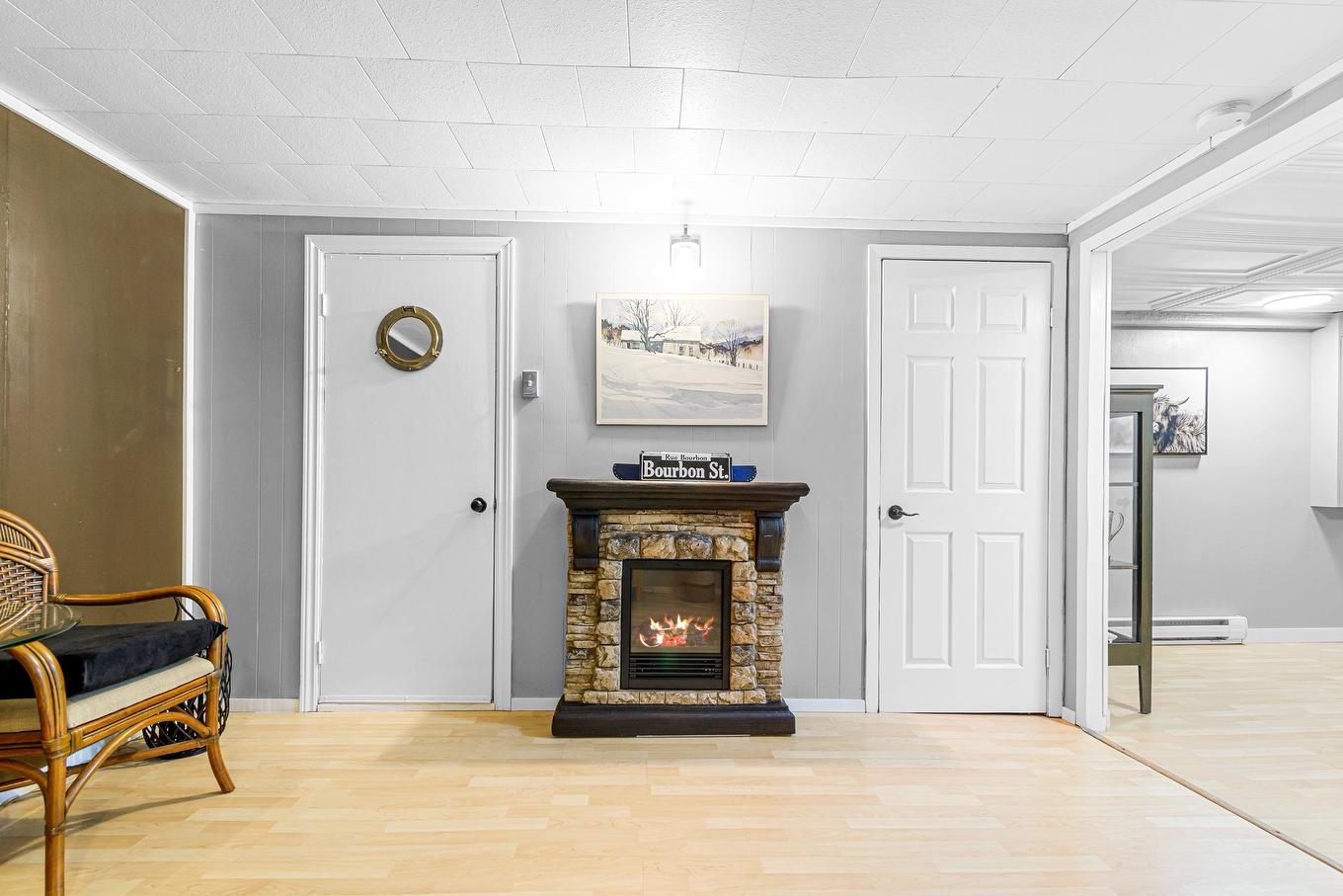 Den - 1 Rue Maisonneuve, Grenville-Sur-La-Rouge, QC - Indoor With Fireplace