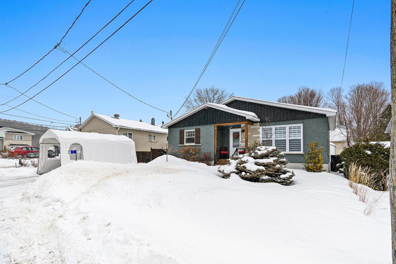 Frontage - 1 Rue Maisonneuve, Grenville-Sur-La-Rouge, QC - Outdoor