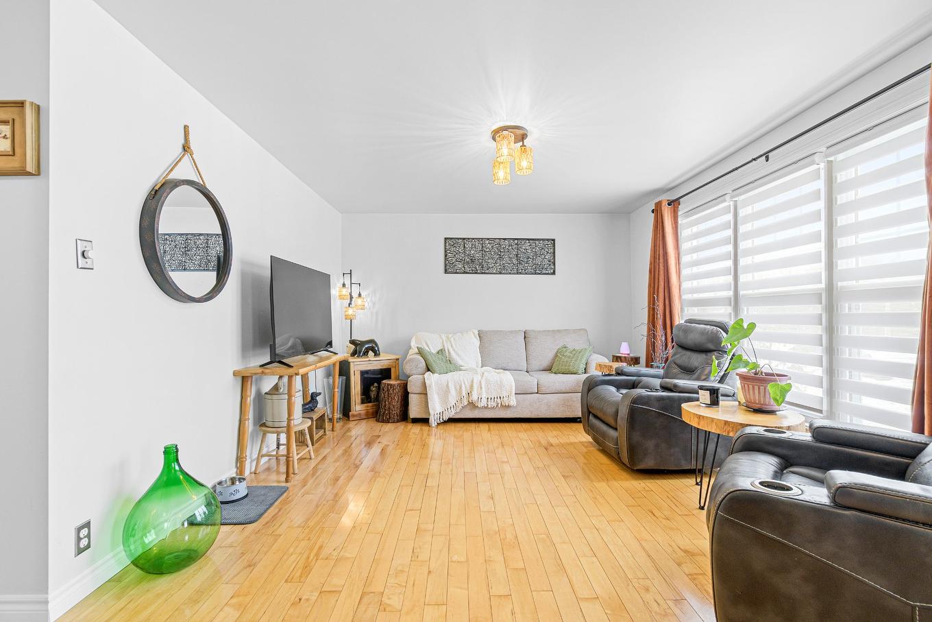 Living room - 1 Rue Maisonneuve, Grenville-Sur-La-Rouge, QC - Indoor Photo Showing Living Room