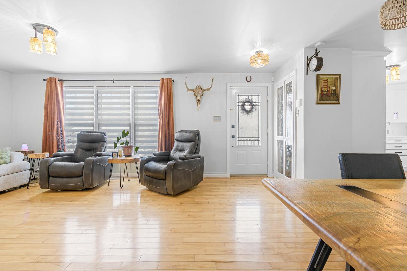 Living room - 1 Rue Maisonneuve, Grenville-Sur-La-Rouge, QC - Indoor Photo Showing Living Room