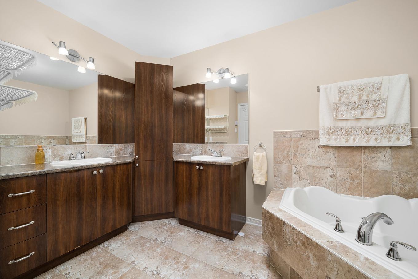 Ensuite bathroom - 273 Rue De Barcelone, Dollard-Des-Ormeaux, QC - Indoor Photo Showing Bathroom