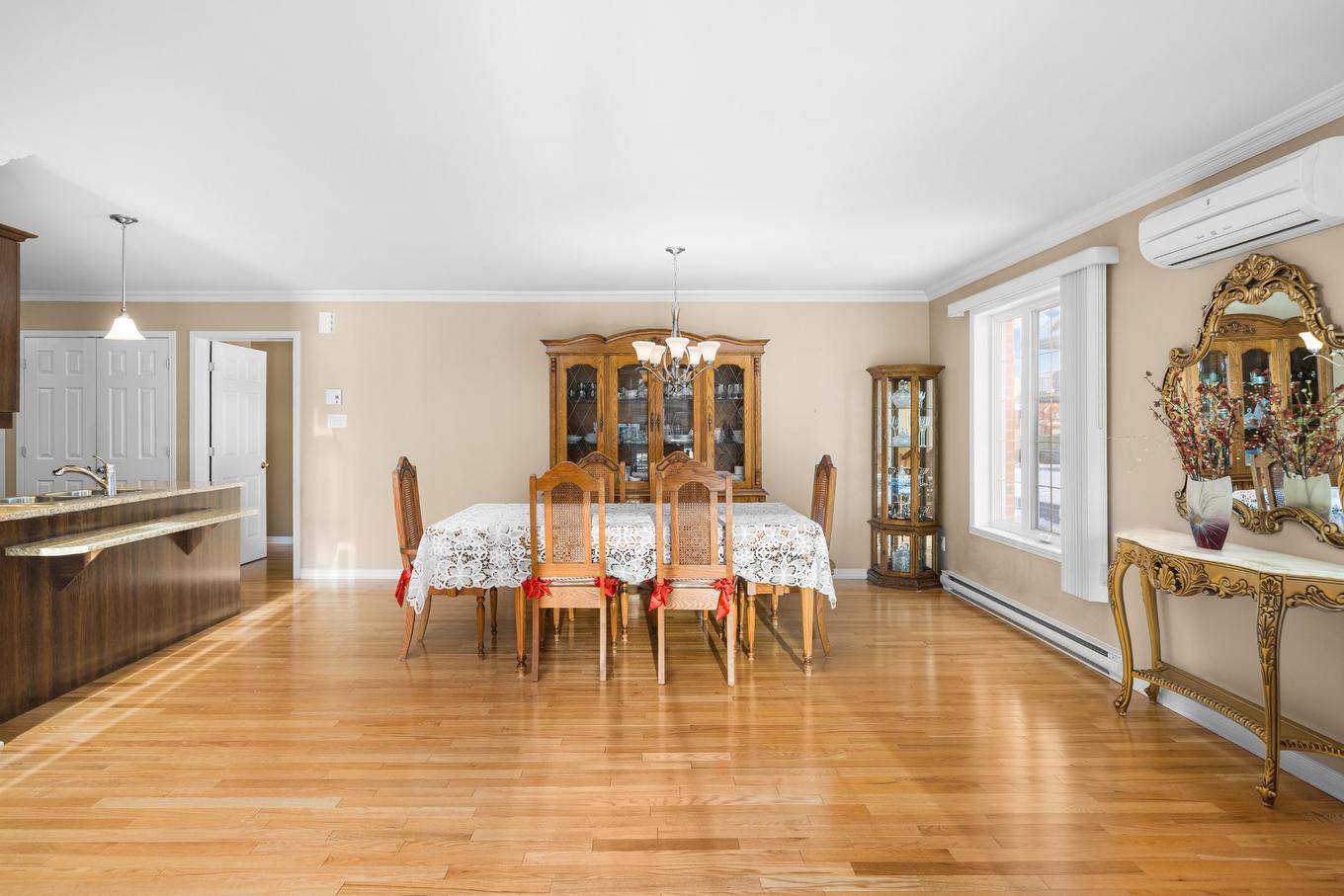 Dining room - 273 Rue De Barcelone, Dollard-Des-Ormeaux, QC - Indoor Photo Showing Dining Room