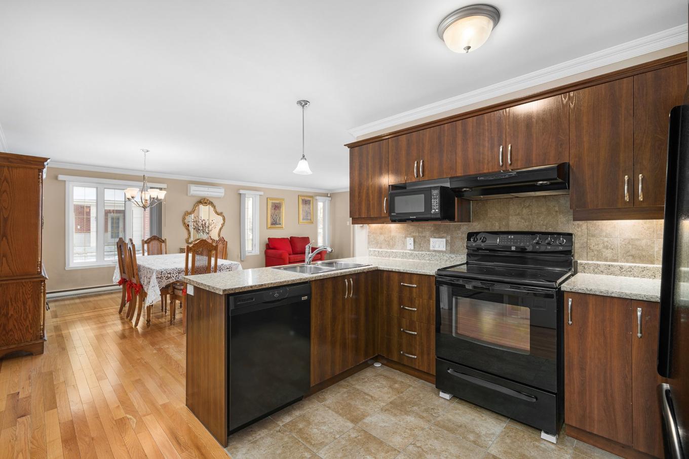 Kitchen - 273 Rue De Barcelone, Dollard-Des-Ormeaux, QC - Indoor Photo Showing Kitchen