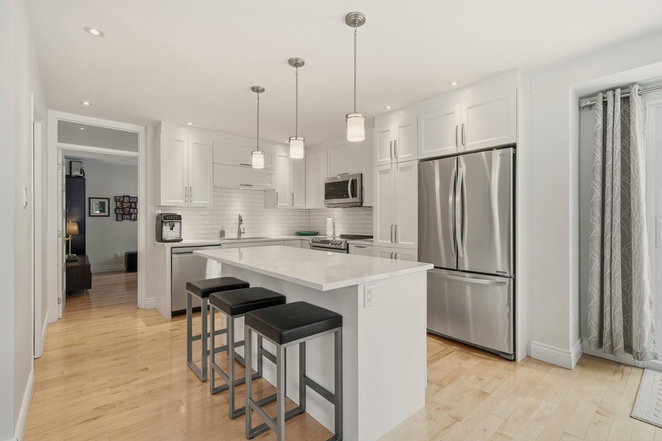Cuisine - 460 Rue Maude-Abbott, Saint-Bruno-De-Montarville, QC - Indoor Photo Showing Kitchen With Upgraded Kitchen