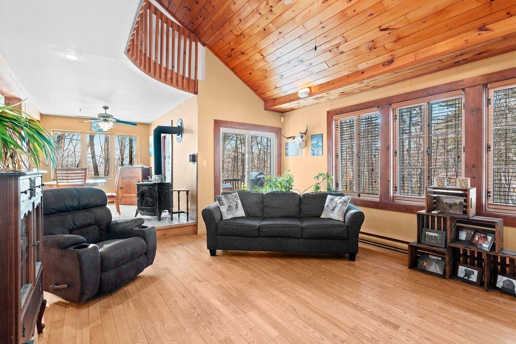 Salon - 1480 Rue Vigneault, Prévost, QC - Indoor Photo Showing Living Room