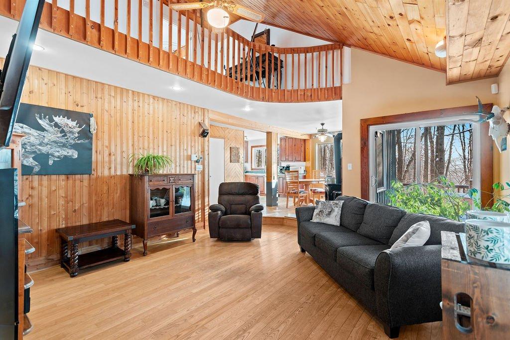 Salon - 1480 Rue Vigneault, Prévost, QC - Indoor