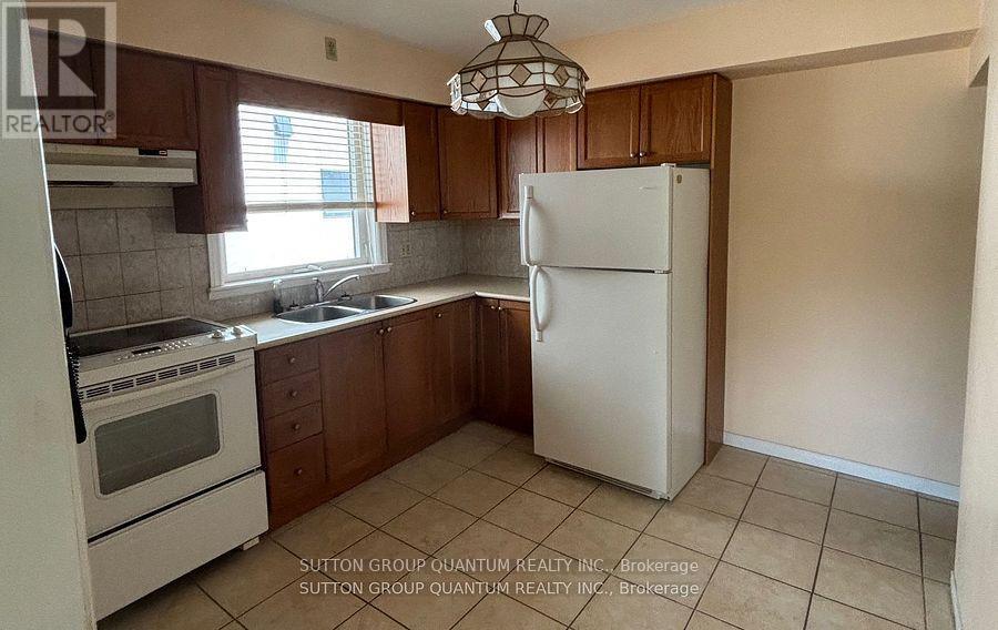 61 Forest Avenue, Mississauga, ON - Indoor Photo Showing Kitchen With Double Sink