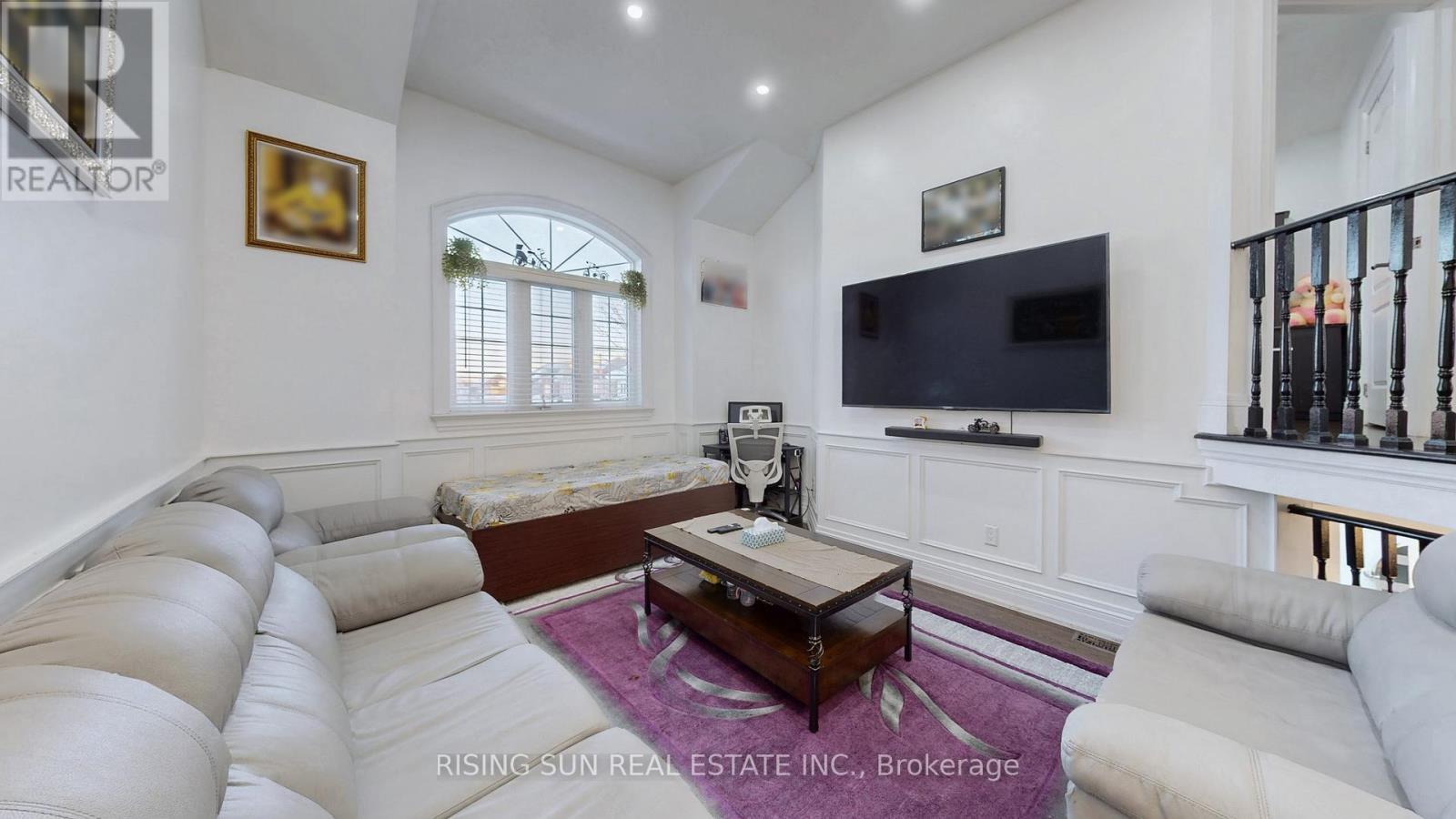 20 Bramoak Crescent, Brampton, ON - Indoor Photo Showing Living Room