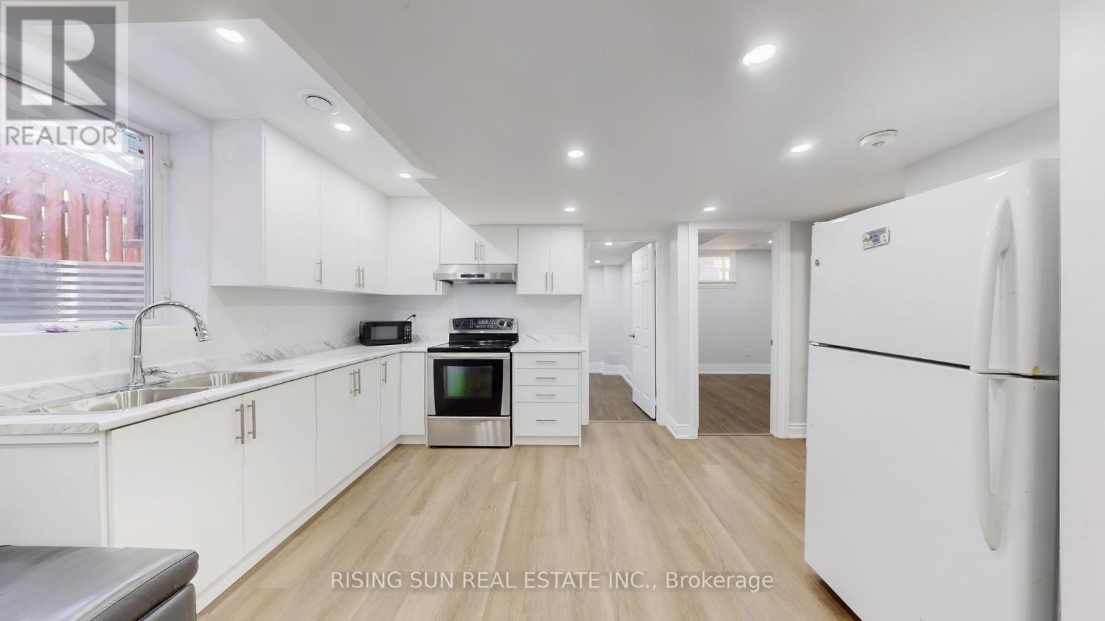 20 Bramoak Crescent, Brampton, ON - Indoor Photo Showing Kitchen With Double Sink