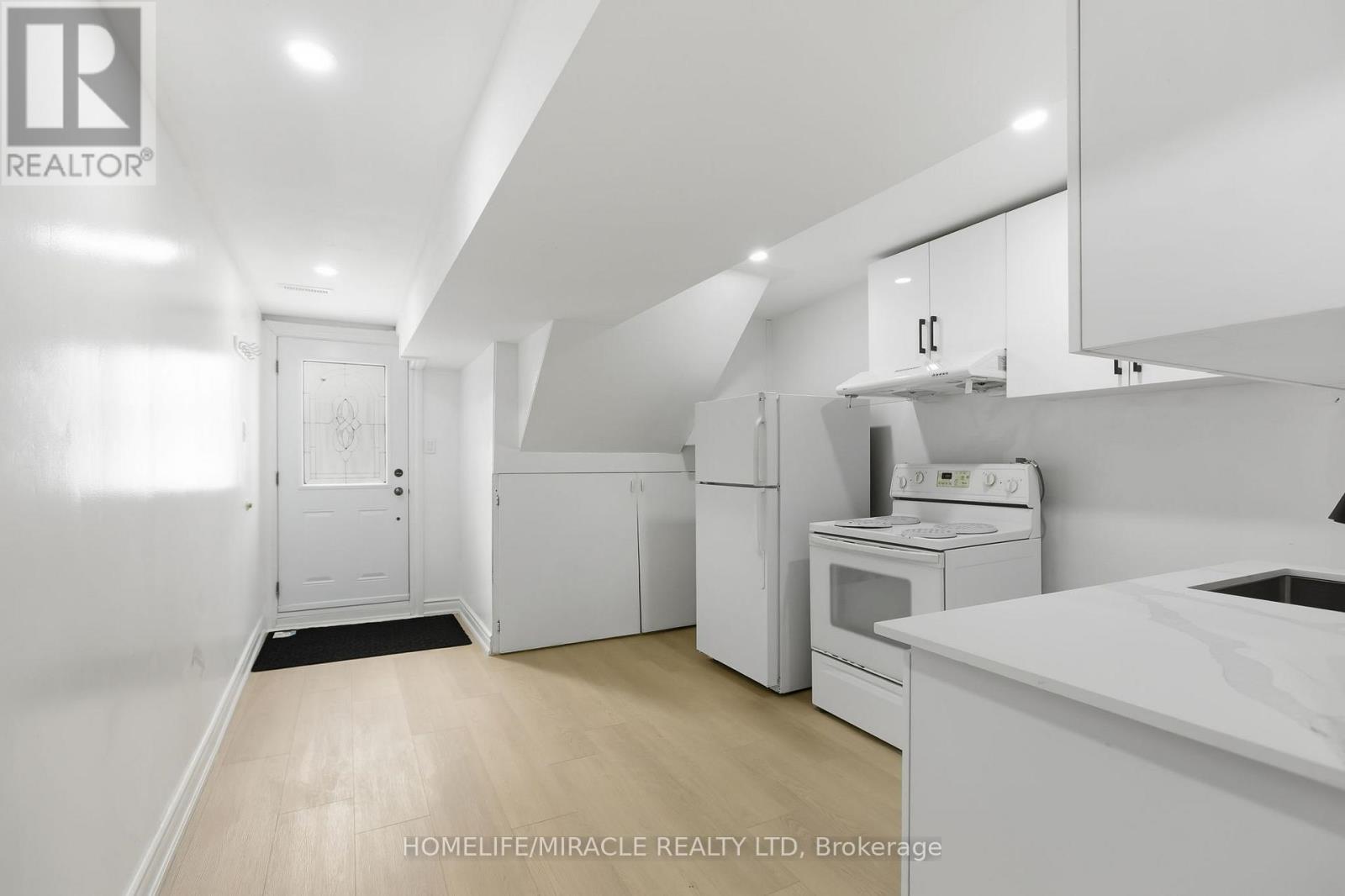 3684 Ellengale Drive, Mississauga, ON - Indoor Photo Showing Kitchen