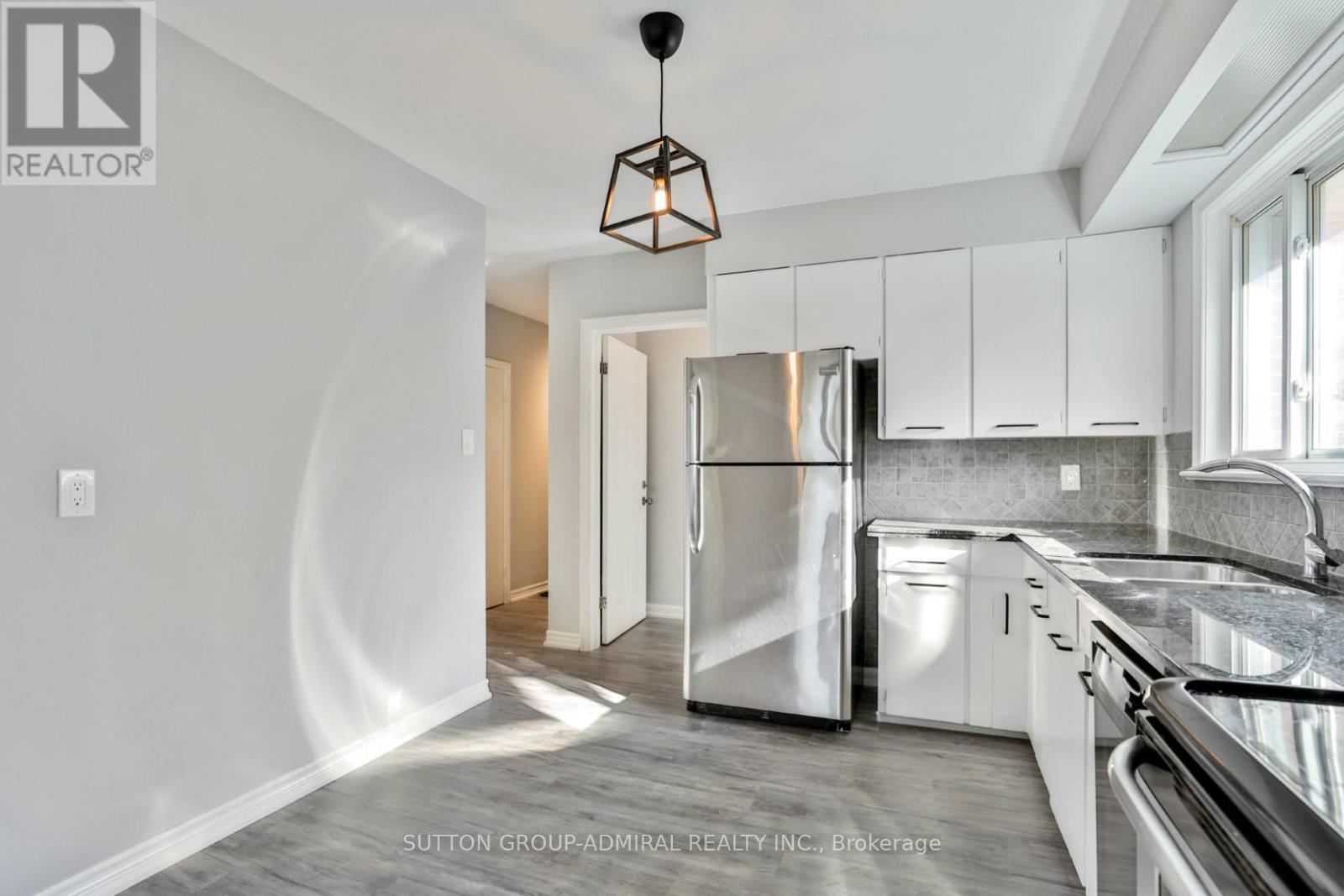 275 Southwood Drive, Hamilton, ON - Indoor Photo Showing Kitchen With Double Sink