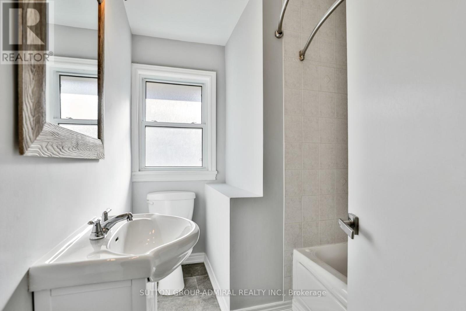 275 Southwood Drive, Hamilton, ON - Indoor Photo Showing Bathroom