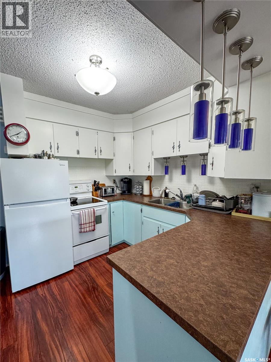 520 Bray Street E, Swift Current, SK - Indoor Photo Showing Kitchen With Double Sink