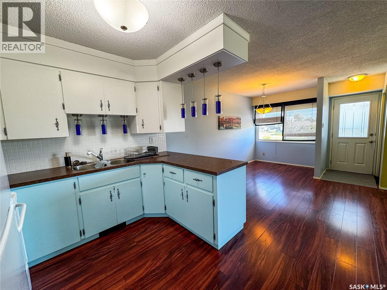 520 Bray Street E, Swift Current, SK - Indoor Photo Showing Kitchen With Double Sink