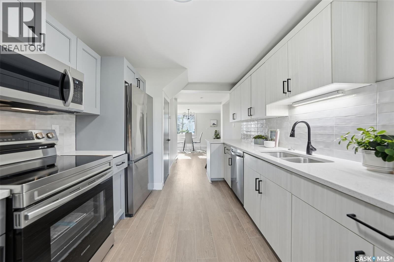 622 31St Street W, Saskatoon, SK - Indoor Photo Showing Kitchen With Double Sink With Upgraded Kitchen