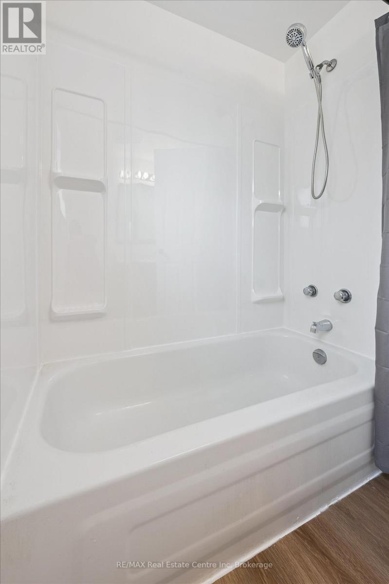 896 Elgin Street N, Cambridge, ON - Indoor Photo Showing Bathroom