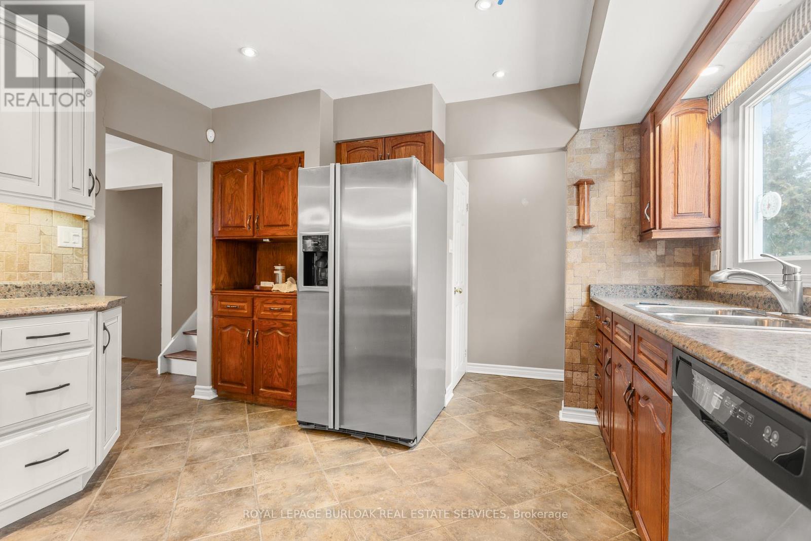 581 Braemore Road, Burlington, ON - Indoor Photo Showing Kitchen With Double Sink