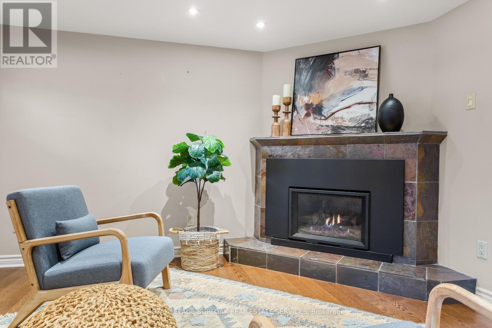 581 Braemore Road, Burlington, ON - Indoor Photo Showing Living Room With Fireplace