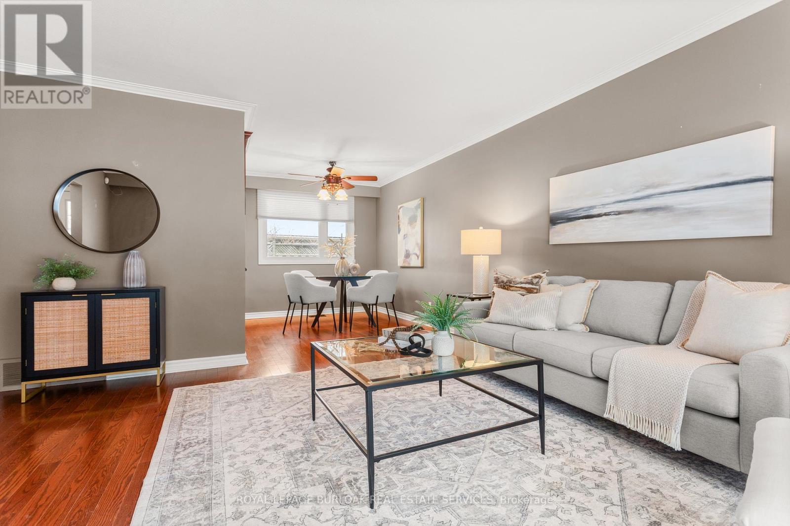 581 Braemore Road, Burlington, ON - Indoor Photo Showing Living Room
