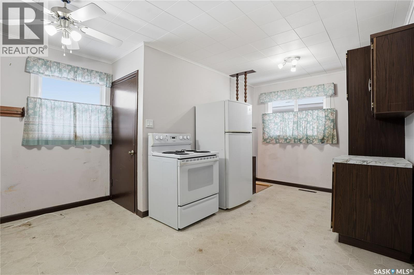 4708 4Th Avenue, Regina, SK - Indoor Photo Showing Kitchen