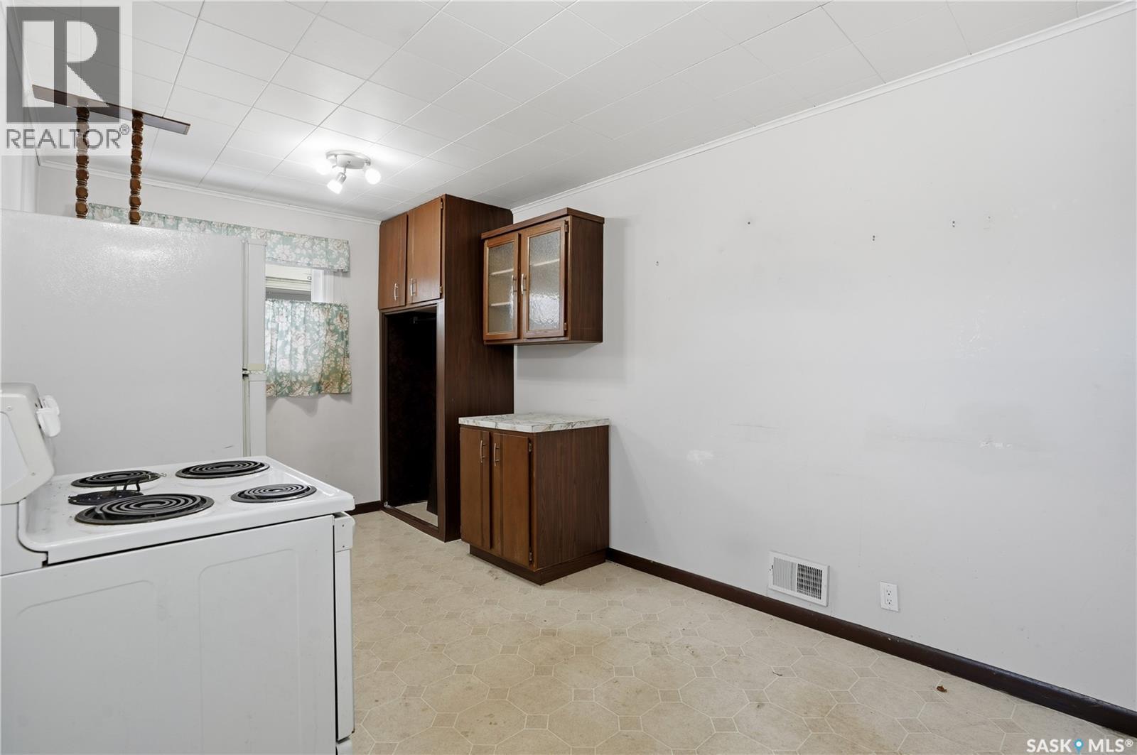 4708 4Th Avenue, Regina, SK - Indoor Photo Showing Kitchen