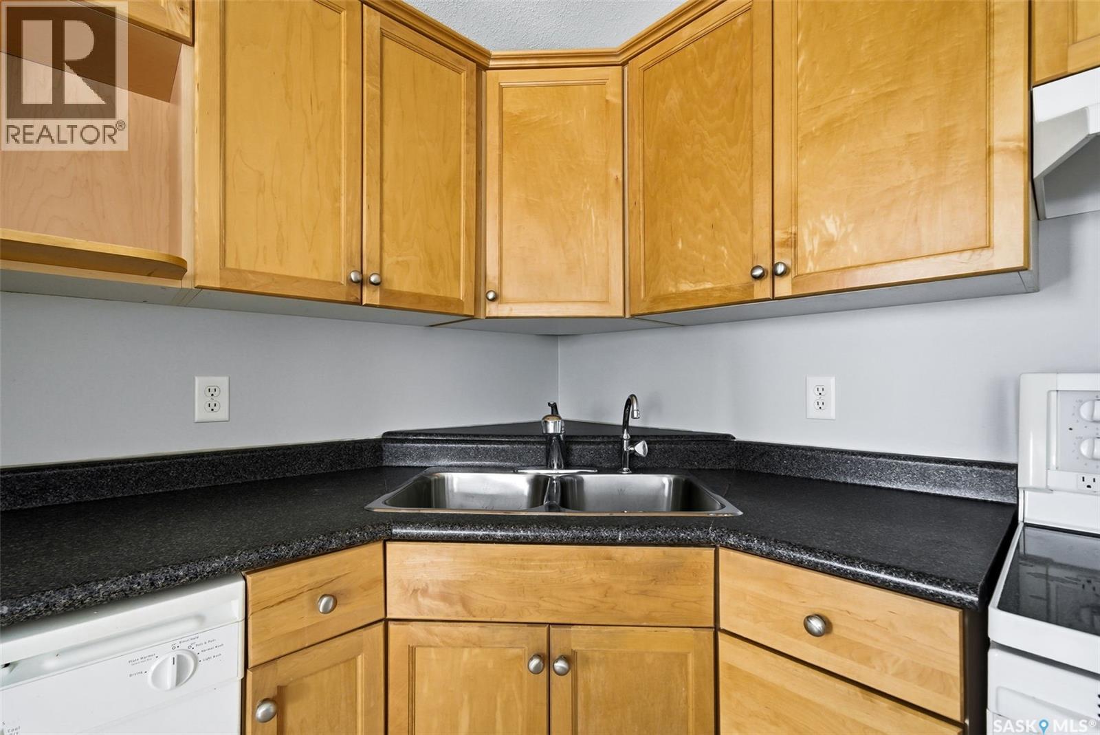 4110 Buckingham Drive E, Regina, SK - Indoor Photo Showing Kitchen With Double Sink