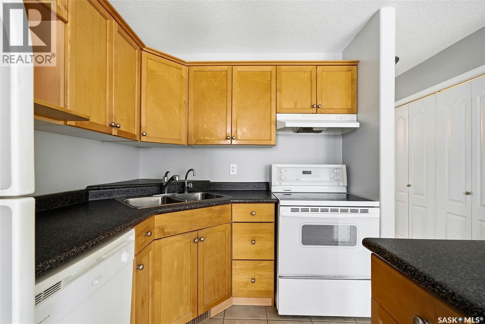 4110 Buckingham Drive E, Regina, SK - Indoor Photo Showing Kitchen With Double Sink