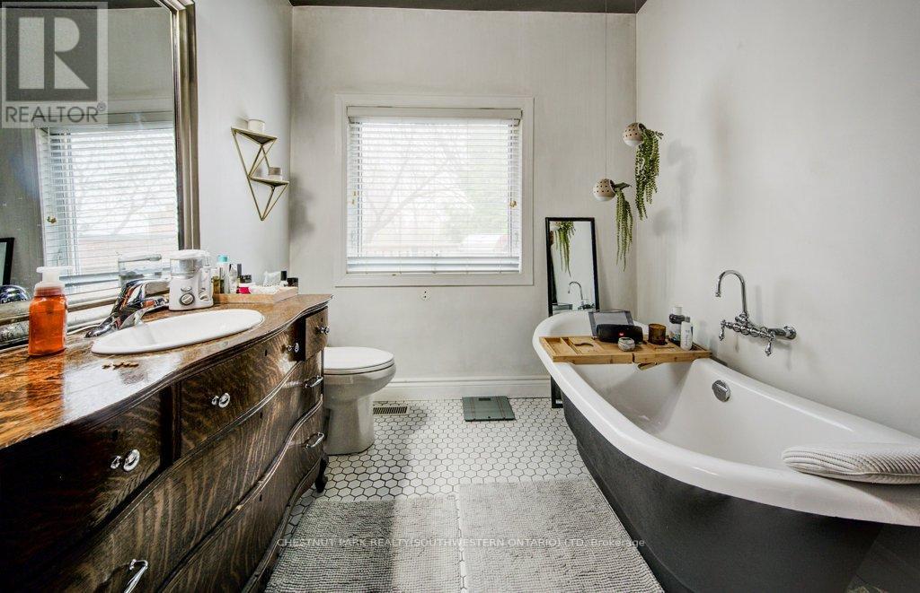 57 Glasgow Street, Kitchener, ON - Indoor Photo Showing Bathroom