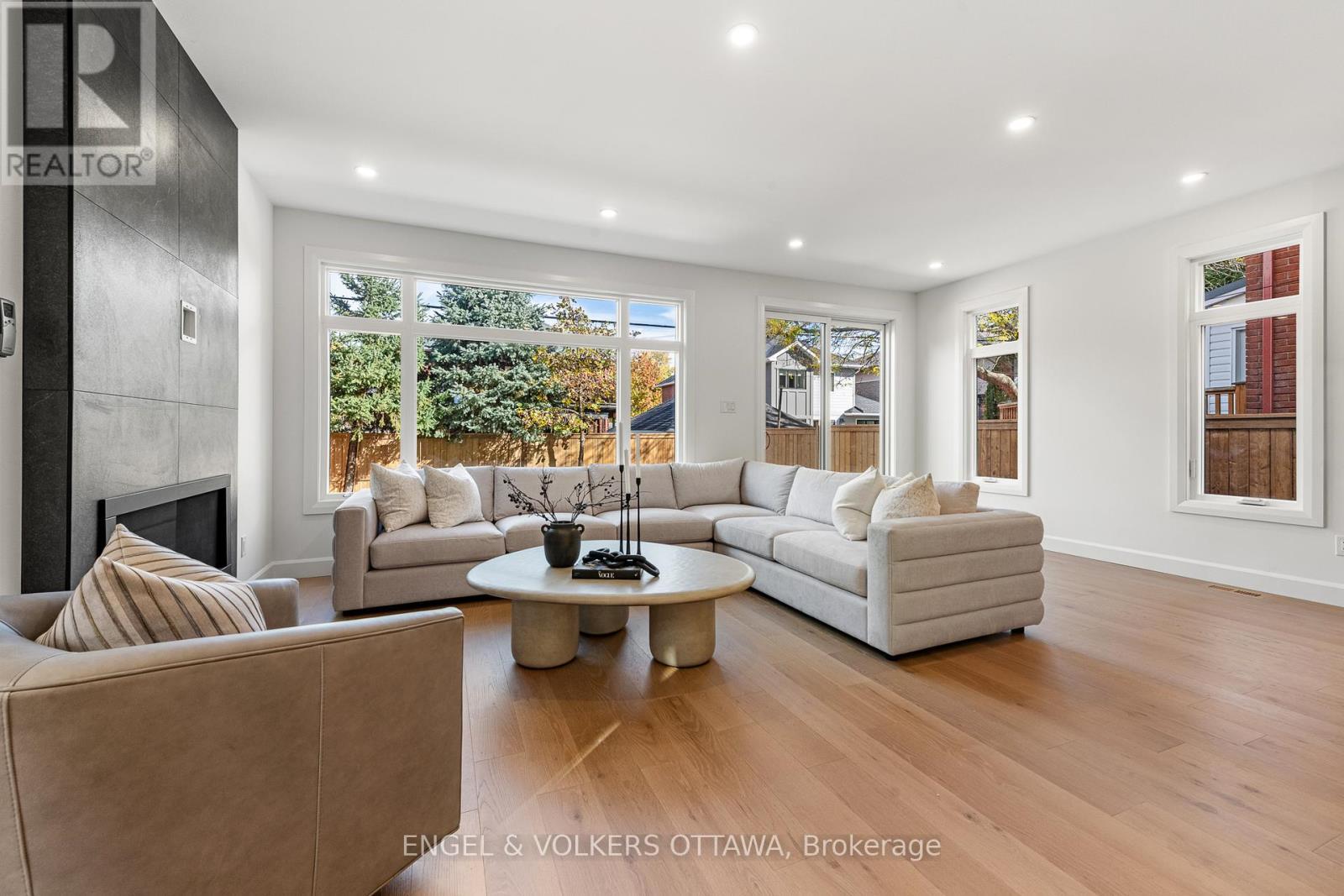 493 Highcroft Avenue, Ottawa, ON - Indoor Photo Showing Living Room