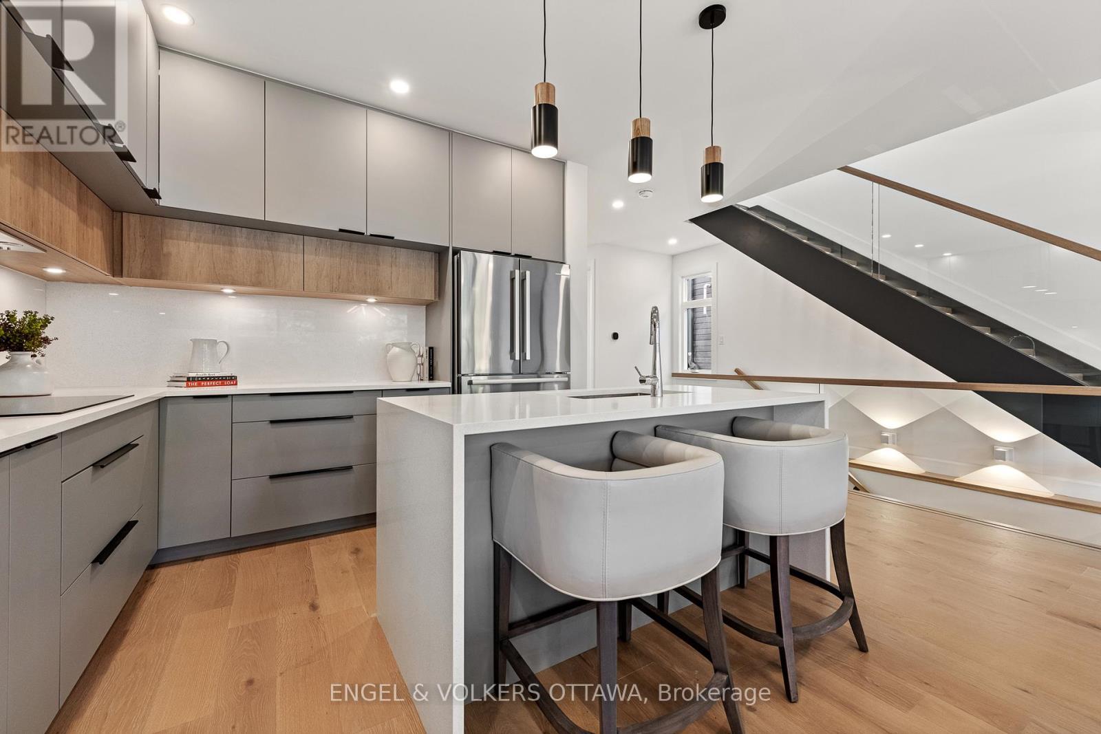 493 Highcroft Avenue, Ottawa, ON - Indoor Photo Showing Kitchen With Upgraded Kitchen