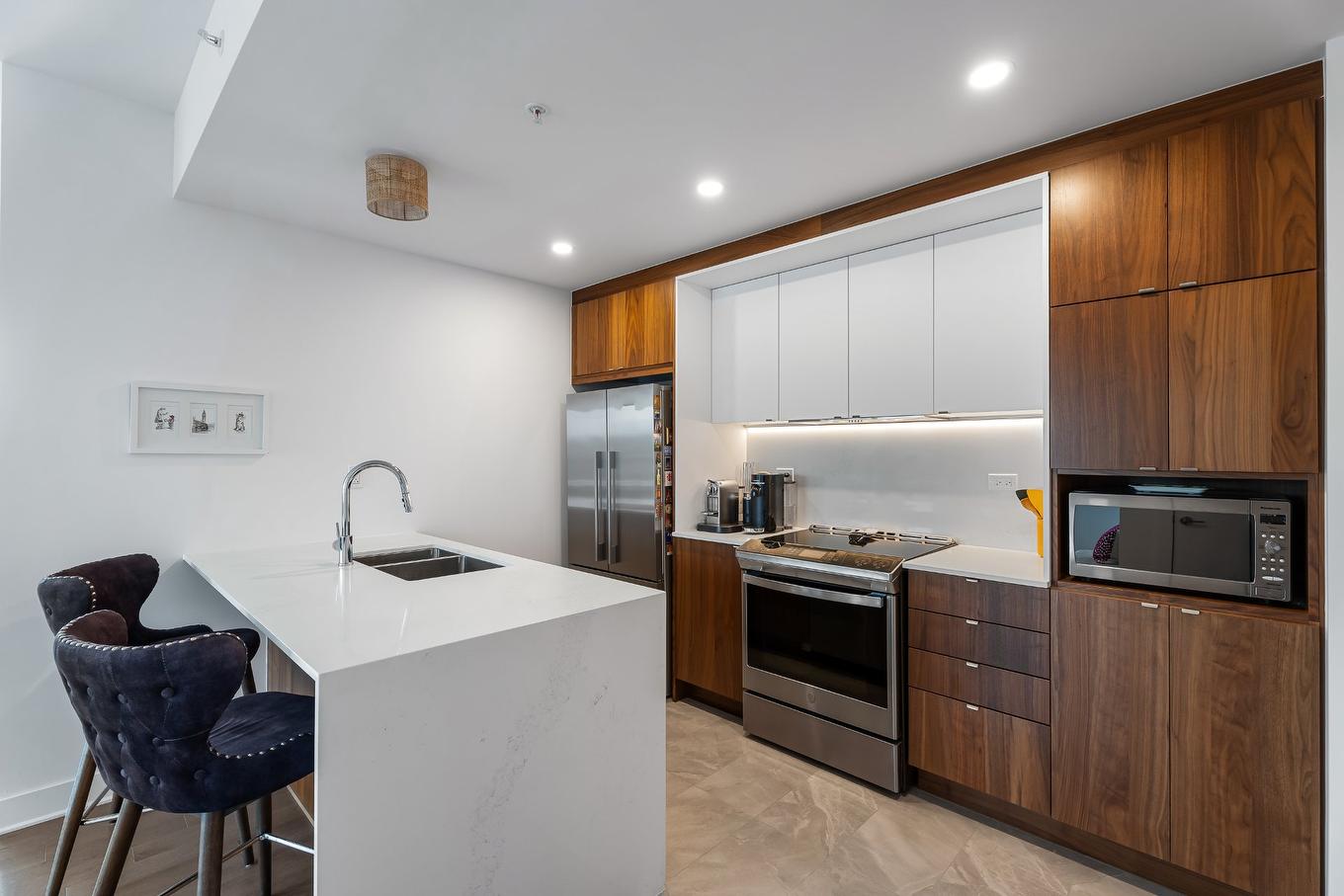 Cuisine - 401-5175 Rue Mackenzie, Montréal (Côte-Des-Neiges/Notre-Dame-De-Grâce), QC - Indoor Photo Showing Kitchen With Double Sink With Upgraded Kitchen