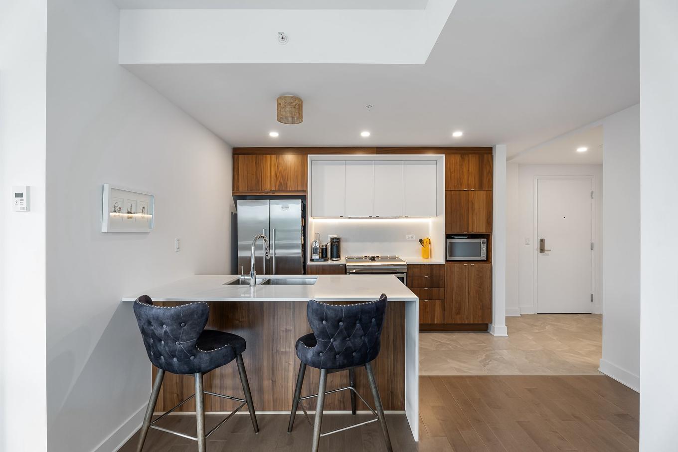 Cuisine - 401-5175 Rue Mackenzie, Montréal (Côte-Des-Neiges/Notre-Dame-De-Grâce), QC - Indoor Photo Showing Kitchen With Upgraded Kitchen