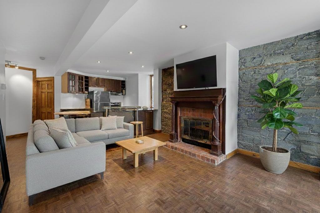 Living room - 1-645 Rue Prince-Arthur O., Montréal (Le Plateau-Mont-Royal), QC - Indoor Photo Showing Living Room With Fireplace