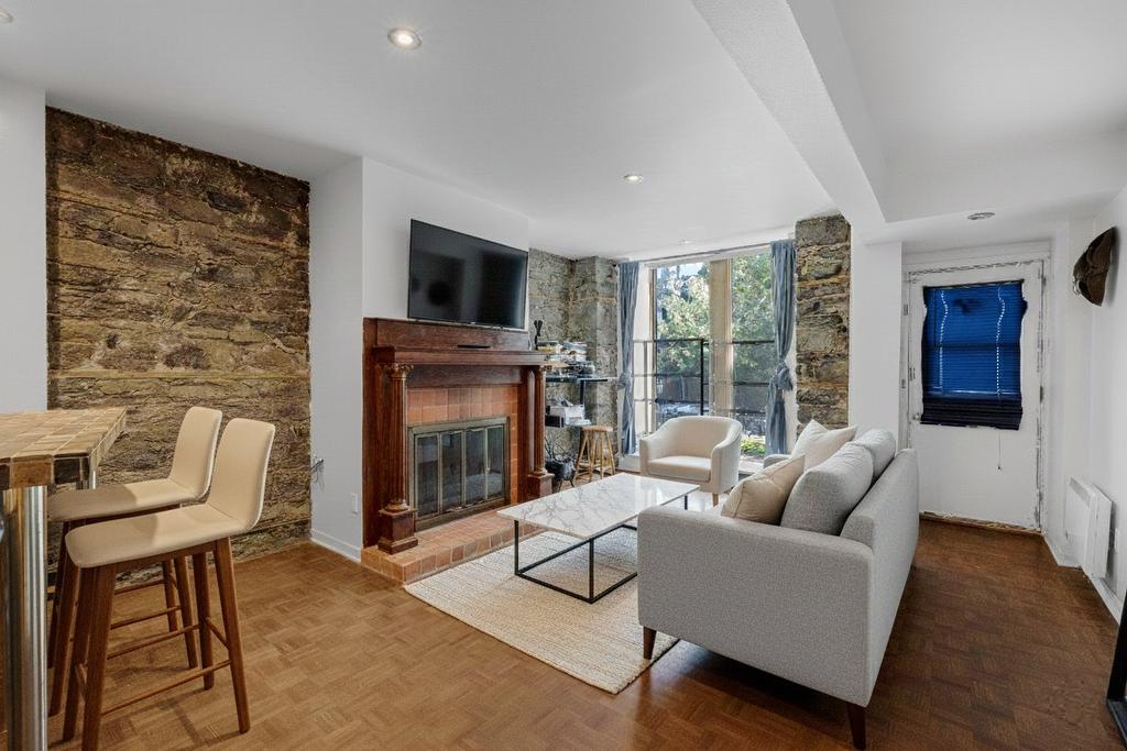 Living room - 1-645 Rue Prince-Arthur O., Montréal (Le Plateau-Mont-Royal), QC - Indoor Photo Showing Living Room With Fireplace