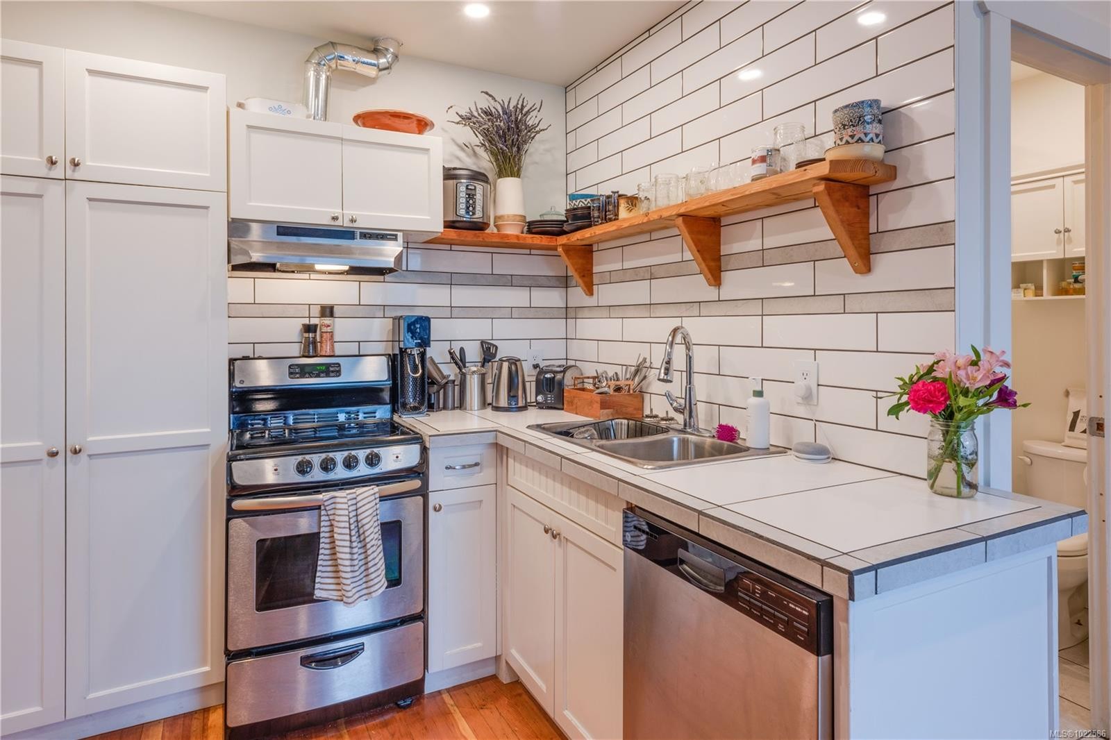 1148 Oscar St, Victoria, BC - Indoor Photo Showing Kitchen With Double Sink