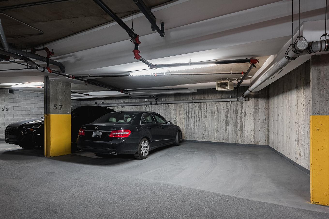 Garage - 809-4001 Rue Elsa-Triolet, Laval (Chomedey), QC - Indoor Photo Showing Garage