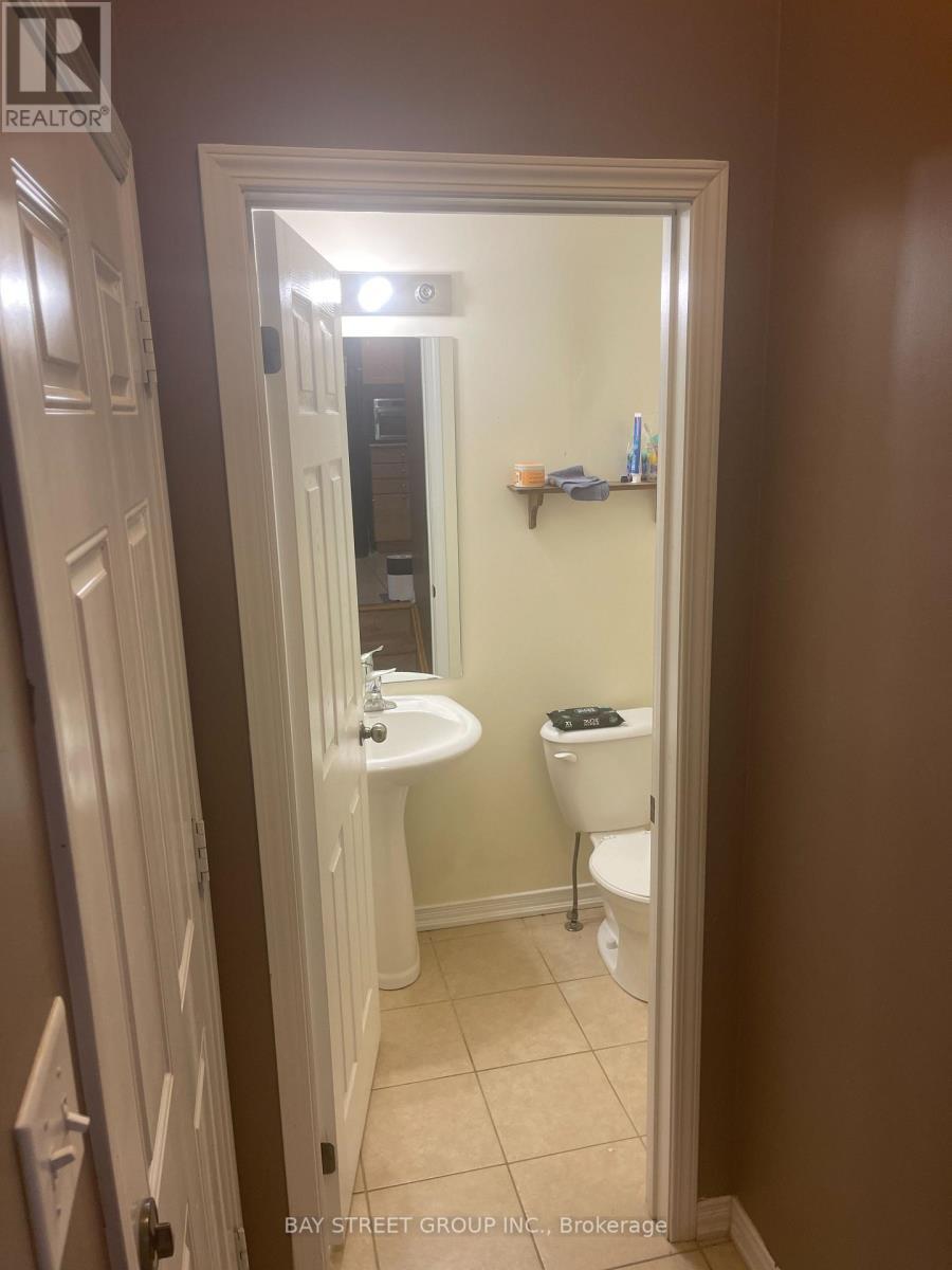 27 Newport Crescent, Hamilton, ON - Indoor Photo Showing Bathroom