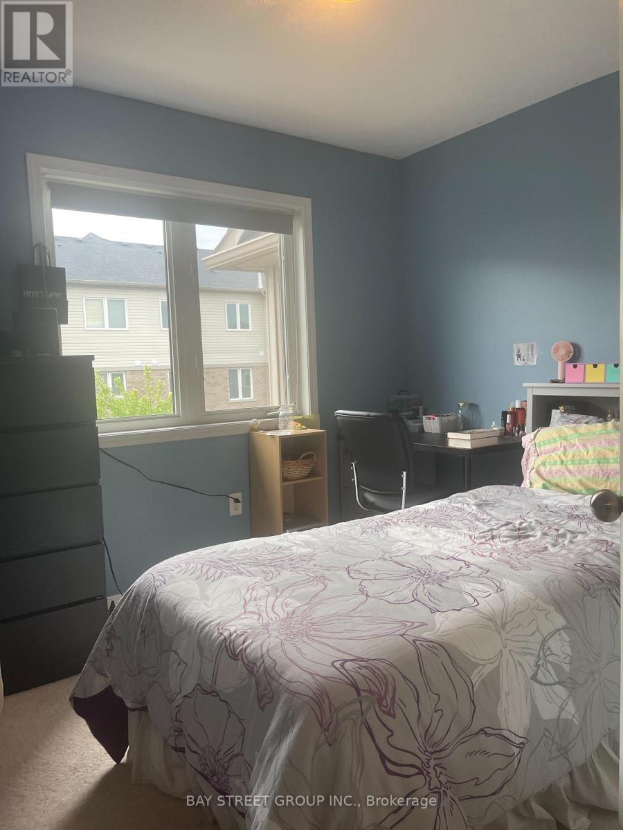 27 Newport Crescent, Hamilton, ON - Indoor Photo Showing Bedroom