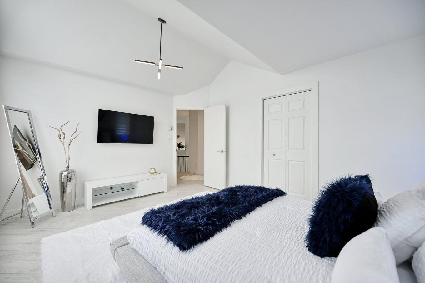 Primary bedroom - 8990 Place Rodier, Brossard, QC - Indoor Photo Showing Bedroom