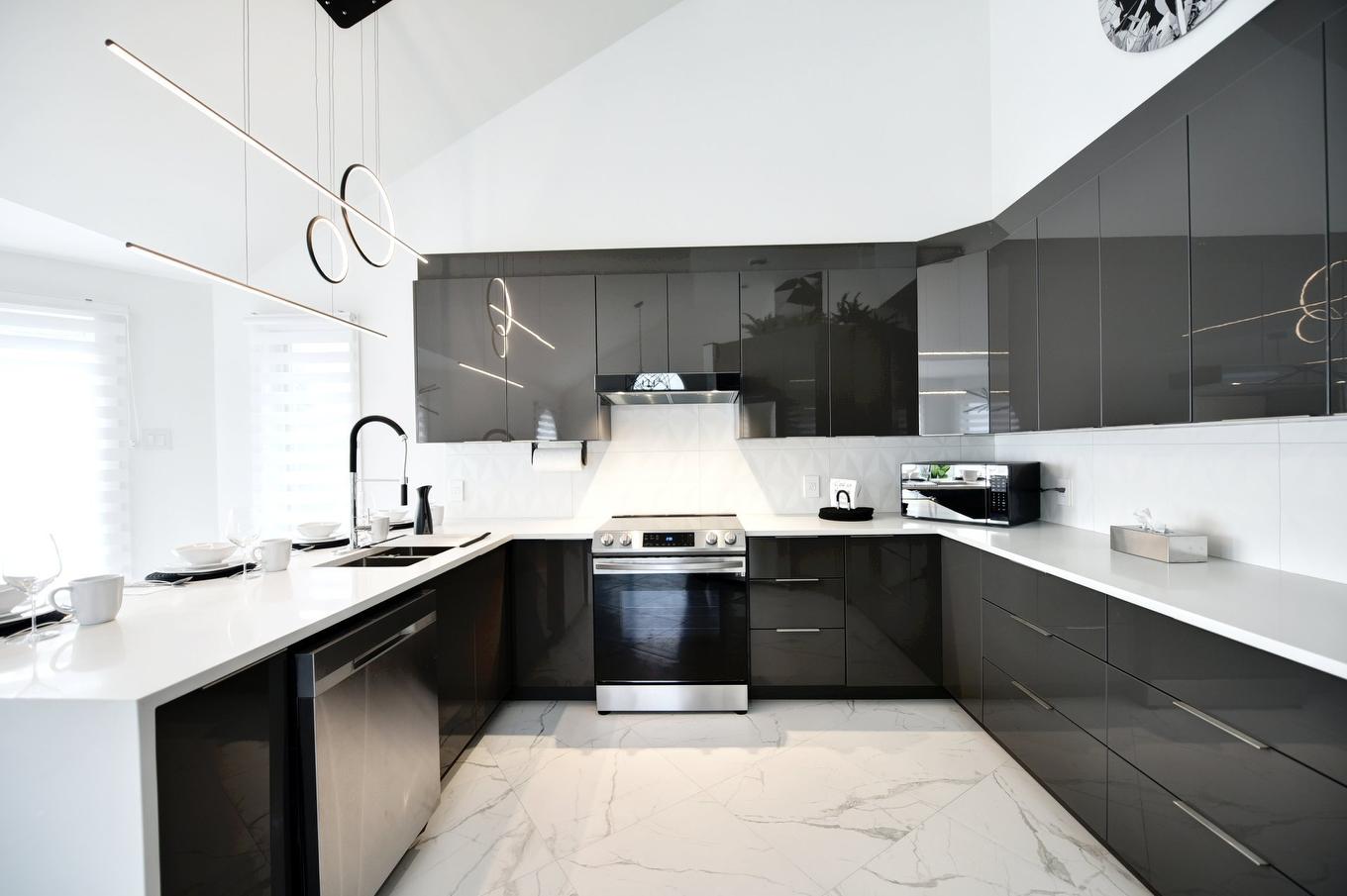 Kitchen - 8990 Place Rodier, Brossard, QC - Indoor Photo Showing Kitchen With Double Sink With Upgraded Kitchen